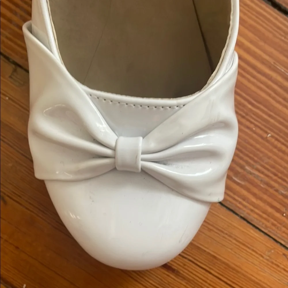 EUC Size 1 The Children's Place White Kids' Shoes with Bow